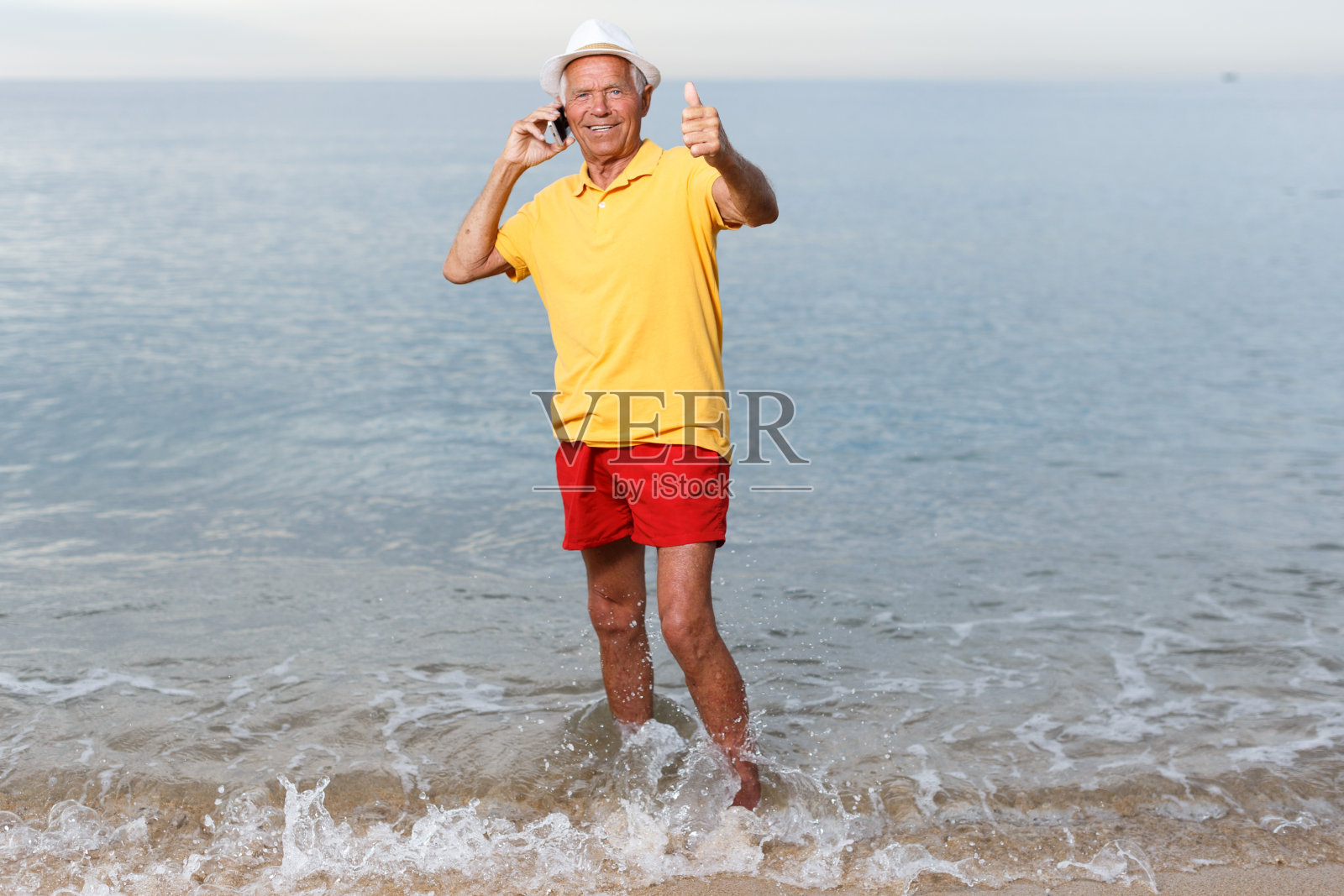 满意的男人正在休息和讲电话照片摄影图片