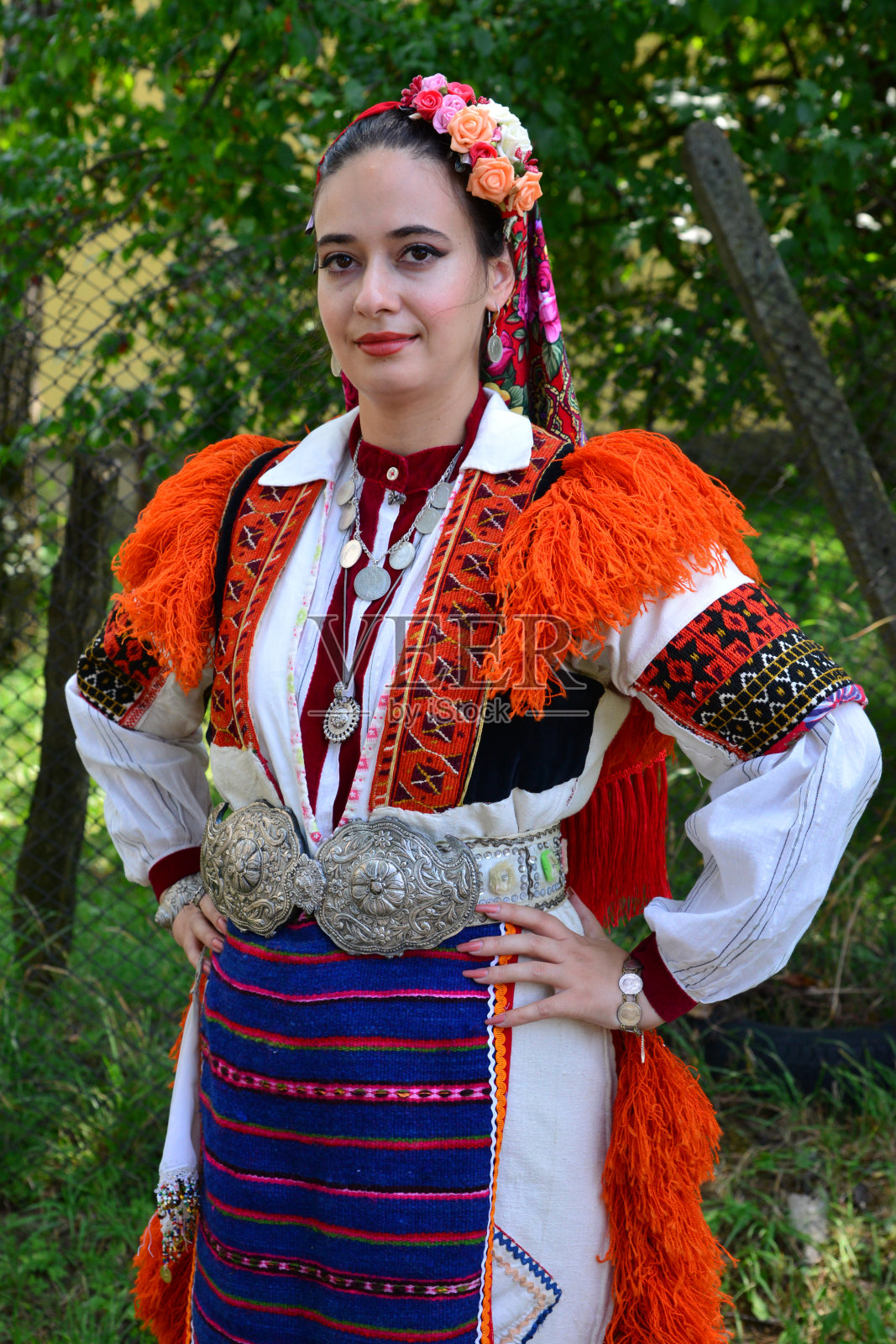 穿着传统民族服装的妇女。照片摄影图片