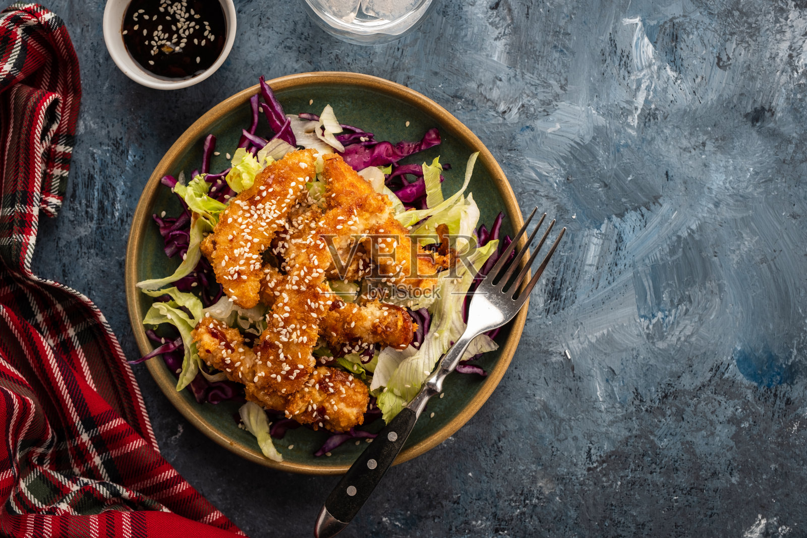 沙拉配上温热的鸡，撒上芝麻。中国菜。亚洲文化照片摄影图片