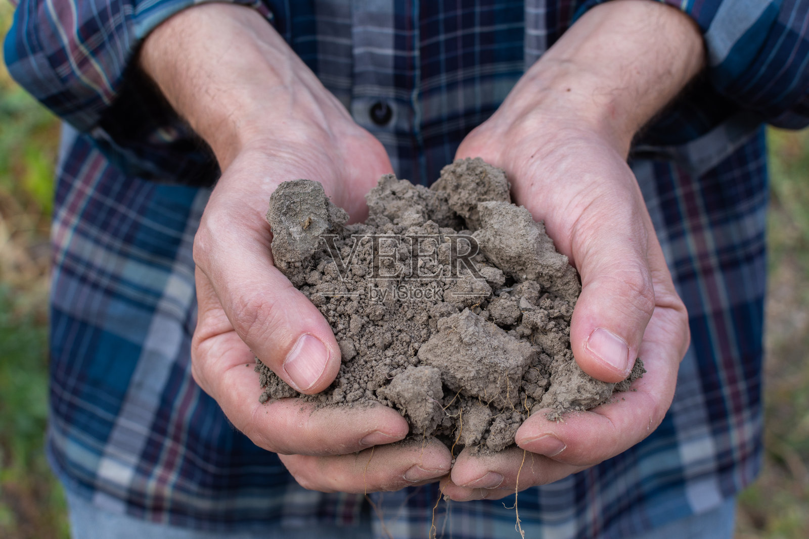 有肥沃土壤的农工照片摄影图片