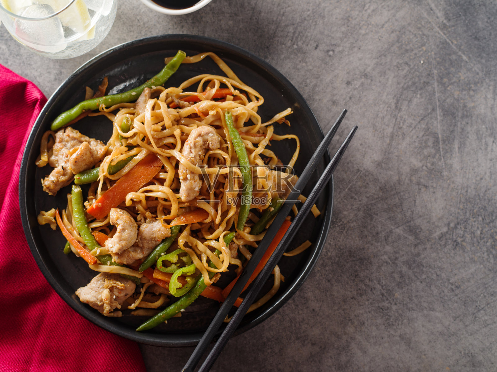 亚洲红烧猪肉面，配四季豆、胡萝卜和香菇。照片摄影图片