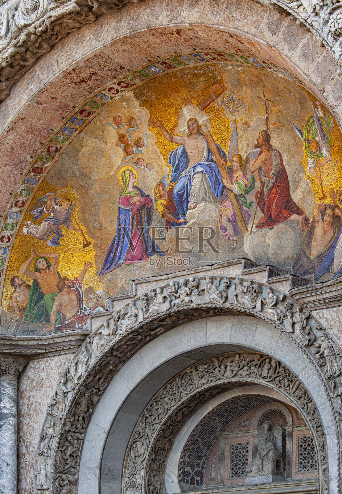 圣马可广场上的圣马可大教堂正面照片摄影图片