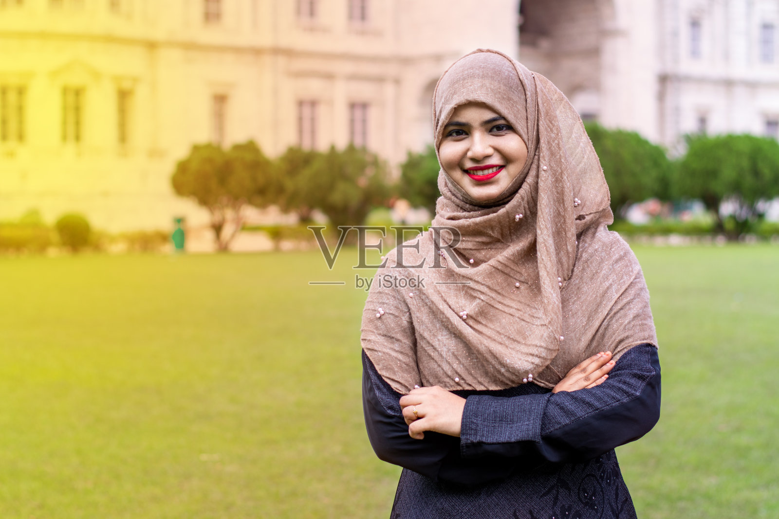 戴着头巾或罩袍的印度穆斯林女孩肖像照片摄影图片