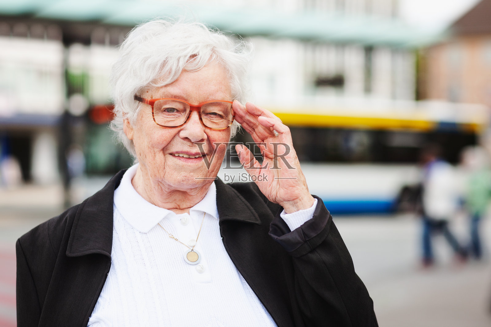 公车站的老妇人照片摄影图片