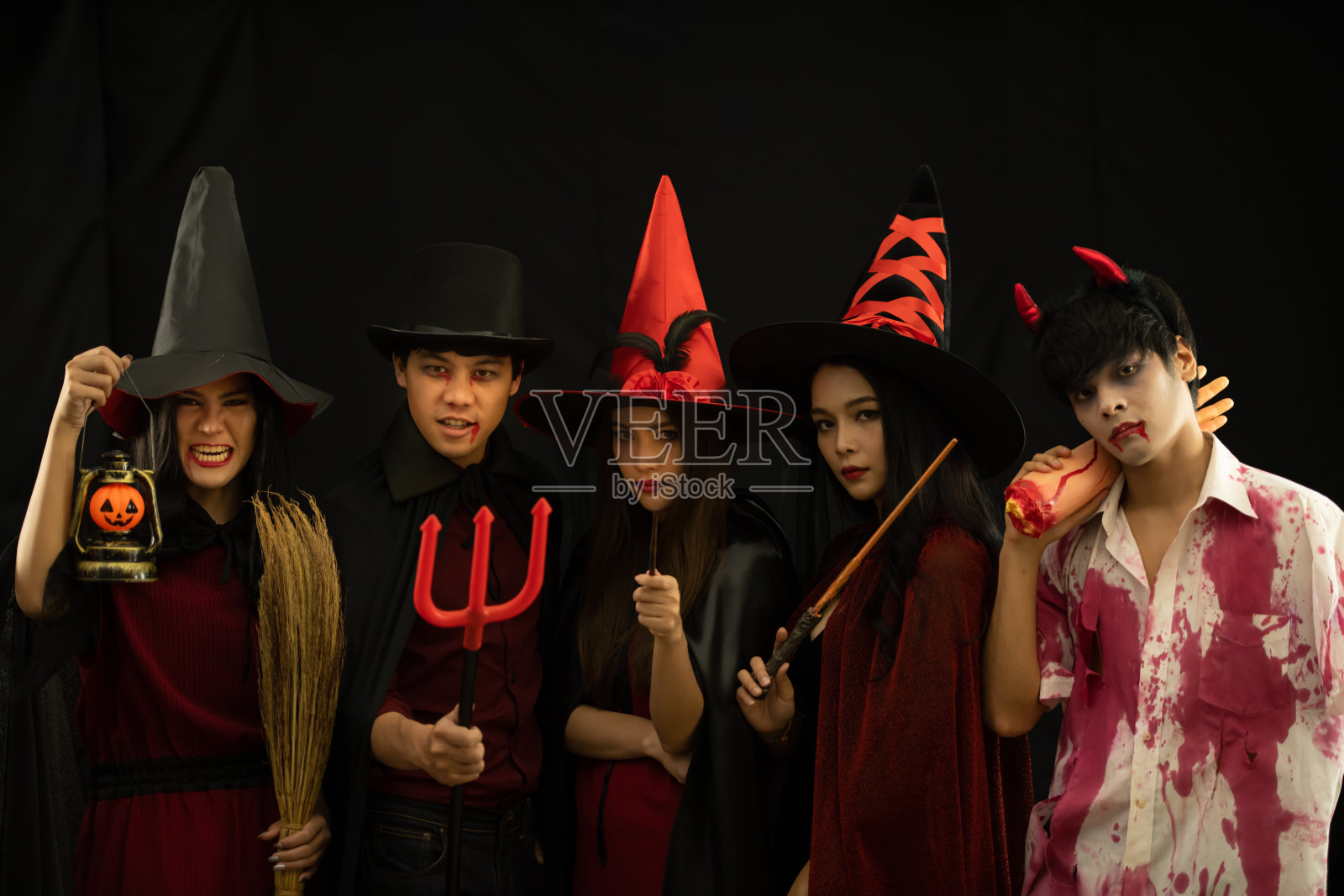 亚洲的年轻人参加万圣节派对照片摄影图片