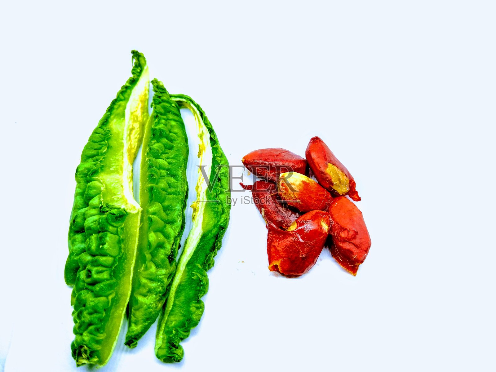 白色背景上的苦瓜片照片摄影图片