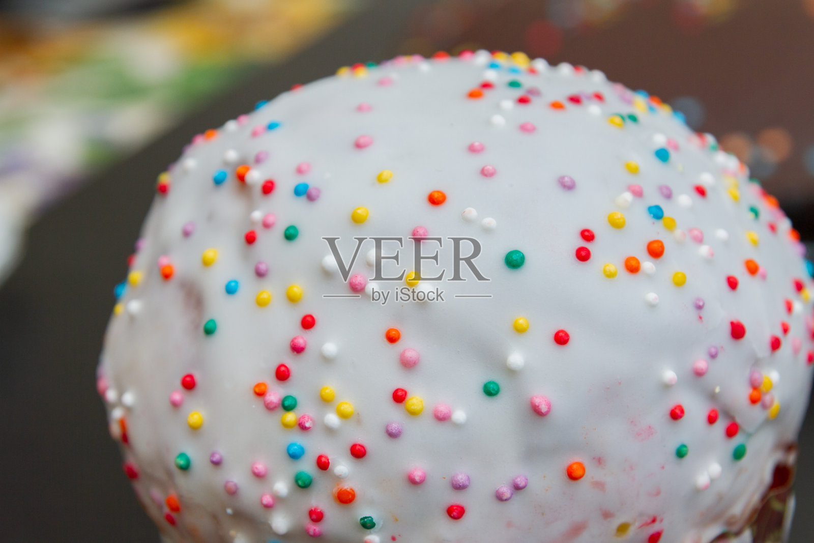 复活节的春天蛋糕在白色的釉和彩色的点缀照片摄影图片