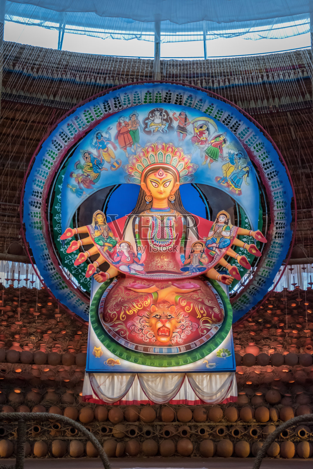 女神杜尔迦神像装饰杜尔迦Puja pandal，在彩色的光，在加尔各答，西孟加拉邦，印度。杜尔迦礼拜是印度教最大的宗教节日，现在全世界都在庆祝。照片摄影图片