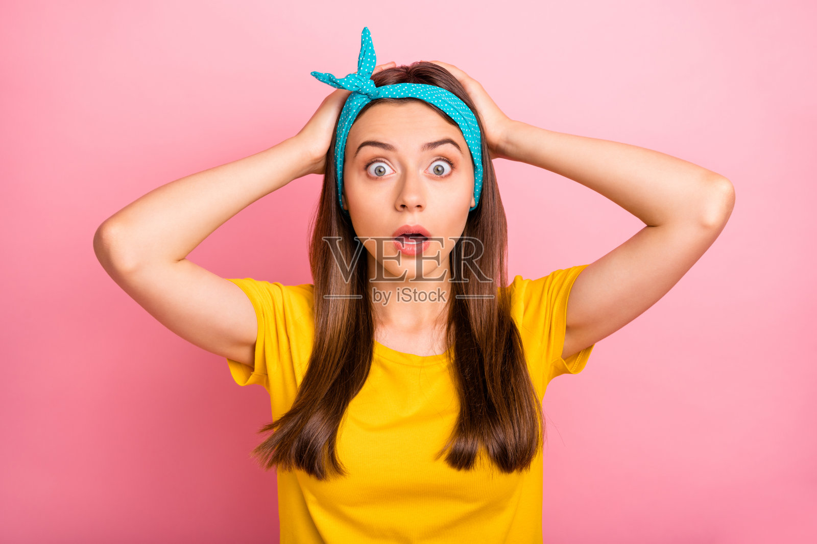 粉色背景下专注的女孩照片摄影图片