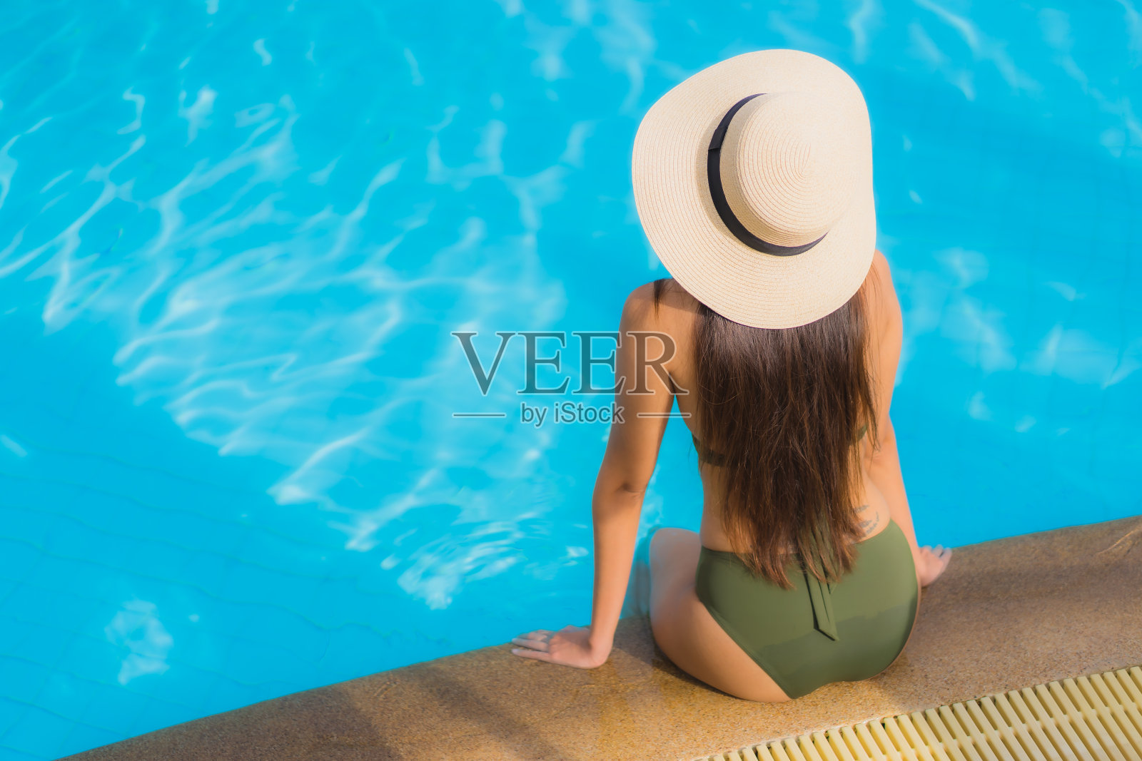 肖像美丽的亚洲妇女快乐的微笑放松周围的游泳池在酒店度假村照片摄影图片