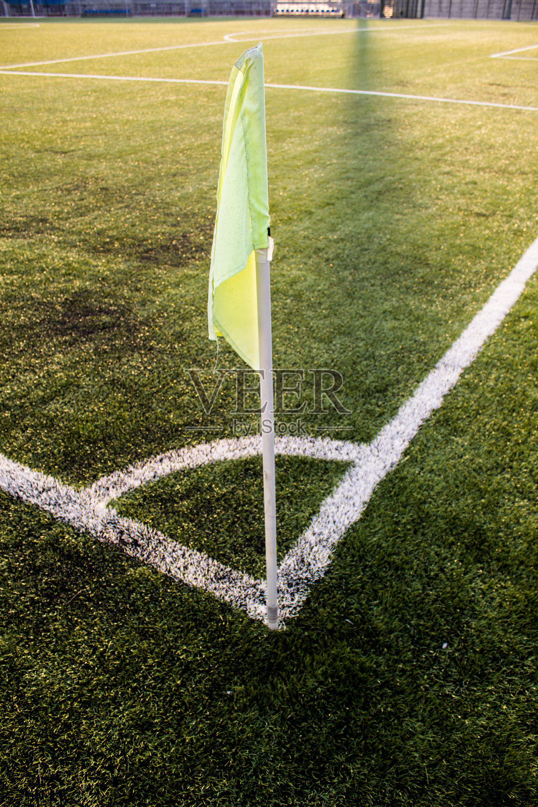 足球场上的角落处挂满了线和旗子照片摄影图片
