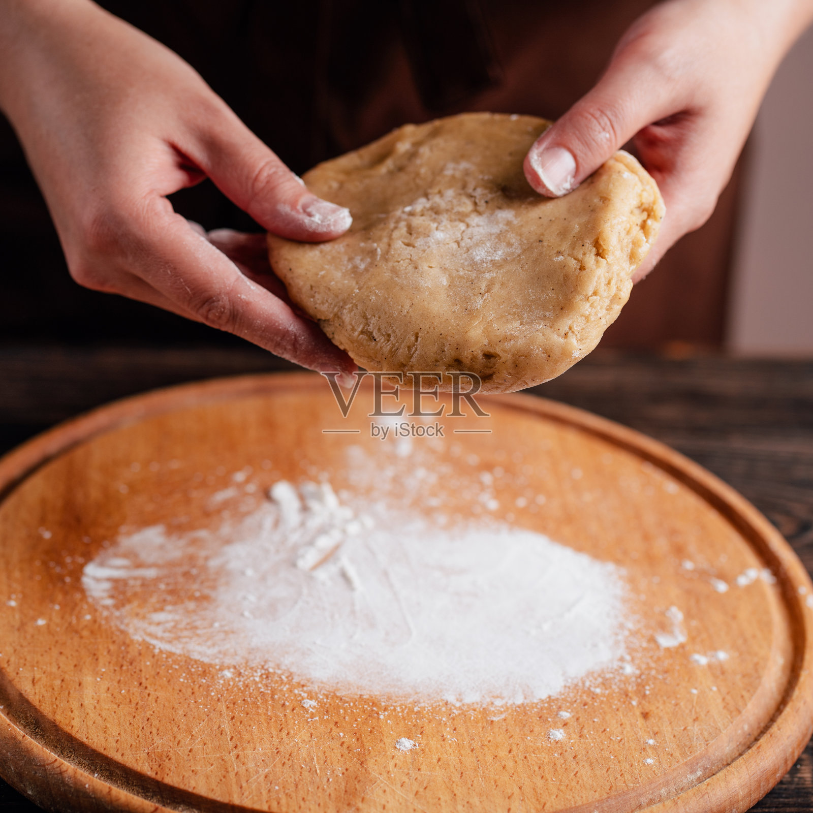 在糕点板上揉姜饼的女人照片摄影图片