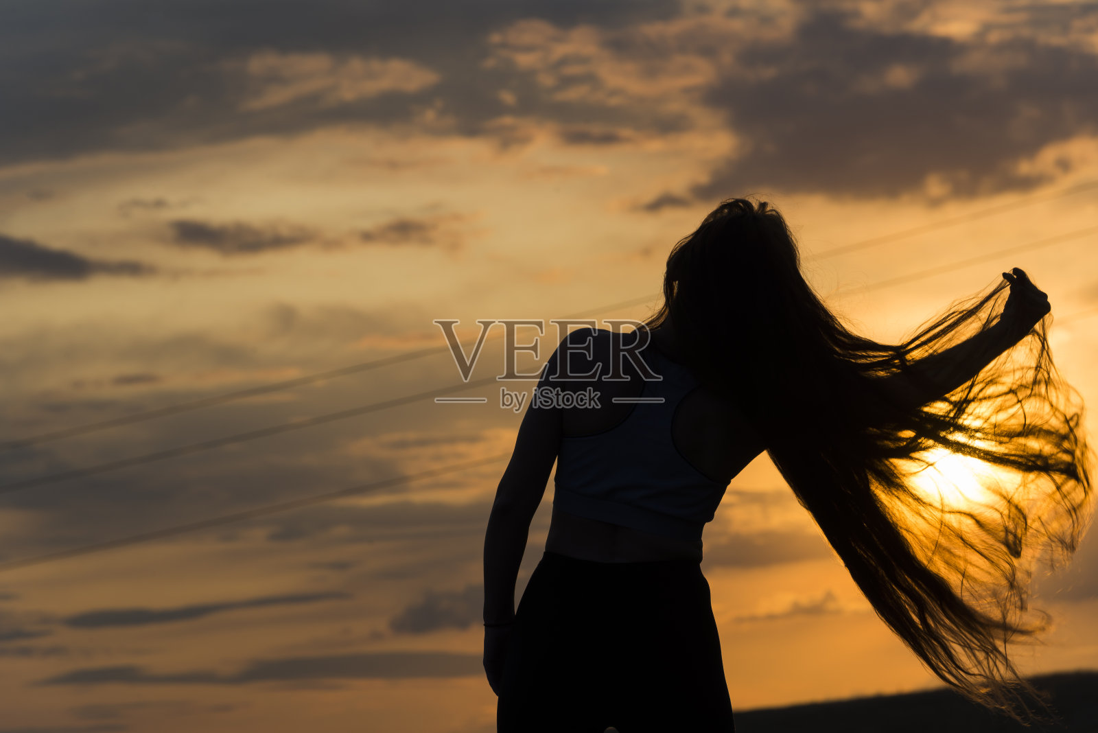 阳光下女人的剪影照片摄影图片