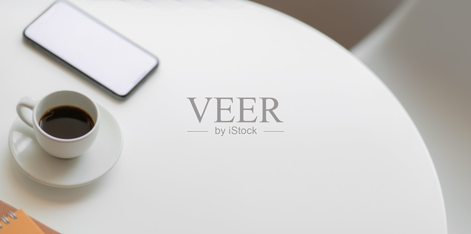 裁剪镜头舒适的工作空间与复制空间和咖啡杯照片摄影图片