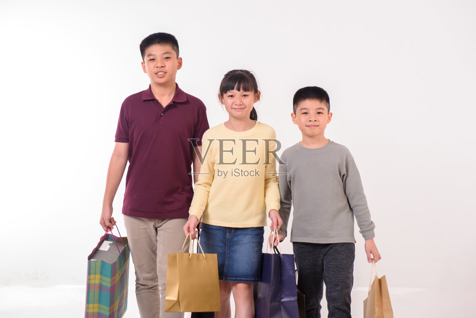 年轻的亚洲人提着购物袋照片摄影图片