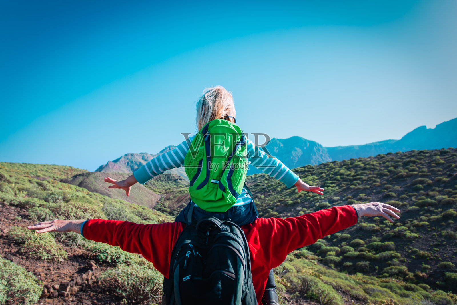 快乐的父亲带着小女儿在山里旅行照片摄影图片