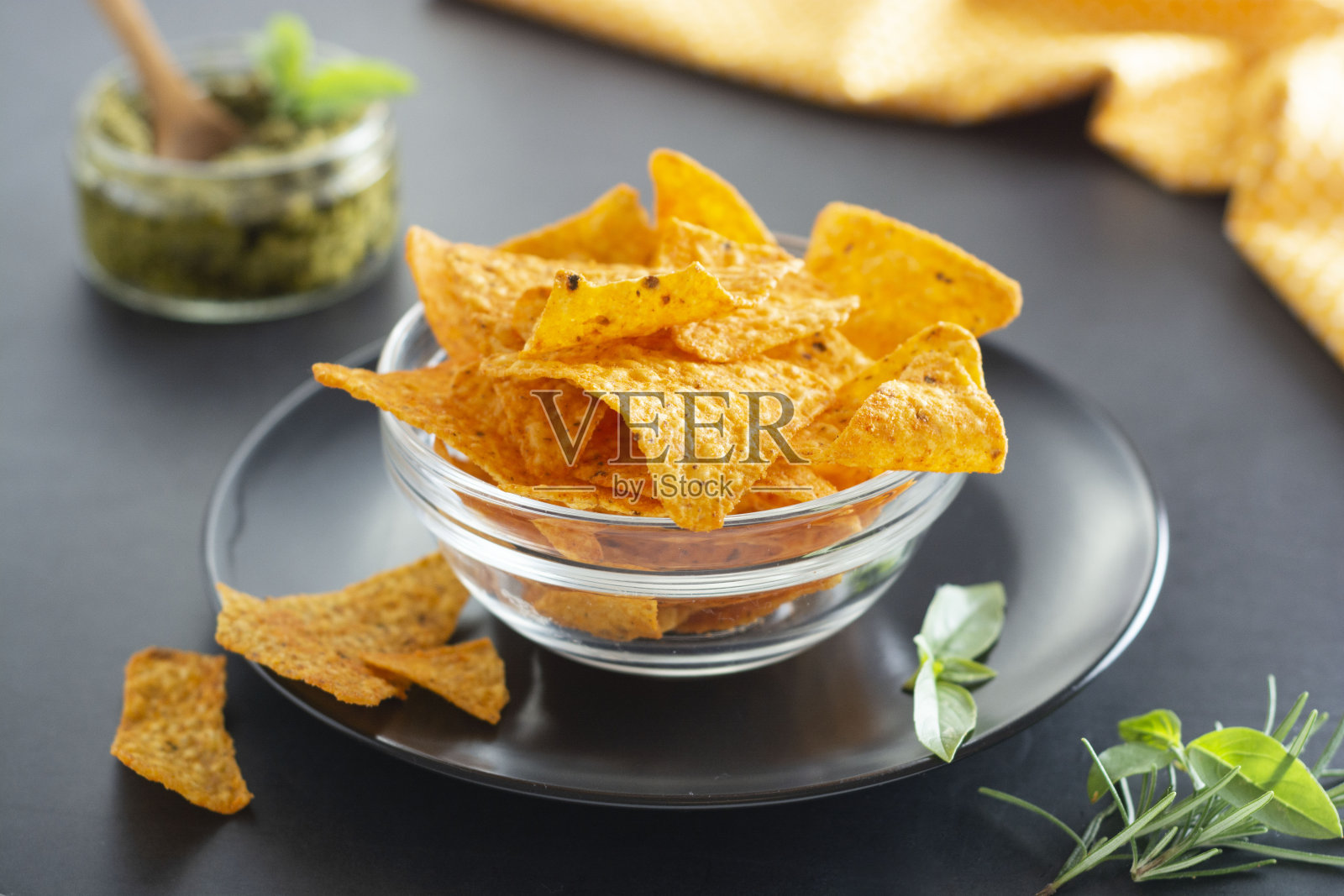 玉米片或玉米墨西哥片在玻璃碗，孤立的健康食品零食照片摄影图片