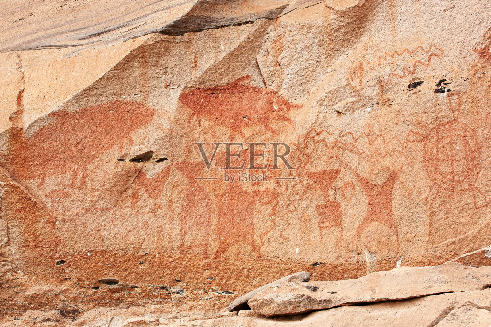 湄公河附近有三千年历史的悬崖画。照片摄影图片