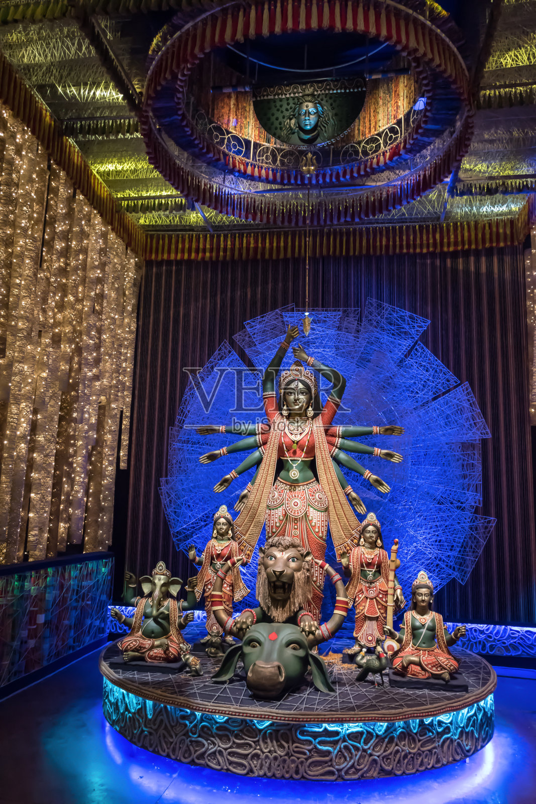 女神杜尔迦神像装饰杜尔迦Puja pandal，在彩色的光，在加尔各答，西孟加拉邦，印度。杜尔迦礼拜是印度教最大的宗教节日，现在全世界都在庆祝。照片摄影图片