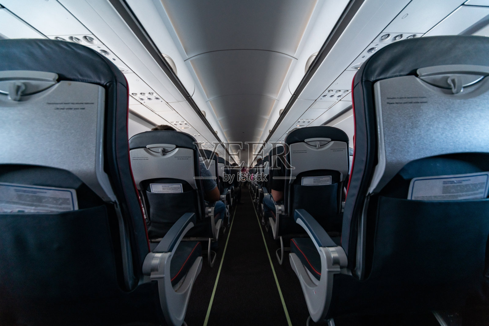 飞机客舱的座位。新廉价航空公司的经济舱不得延误或取消航班。去另一个国家旅行。照片摄影图片