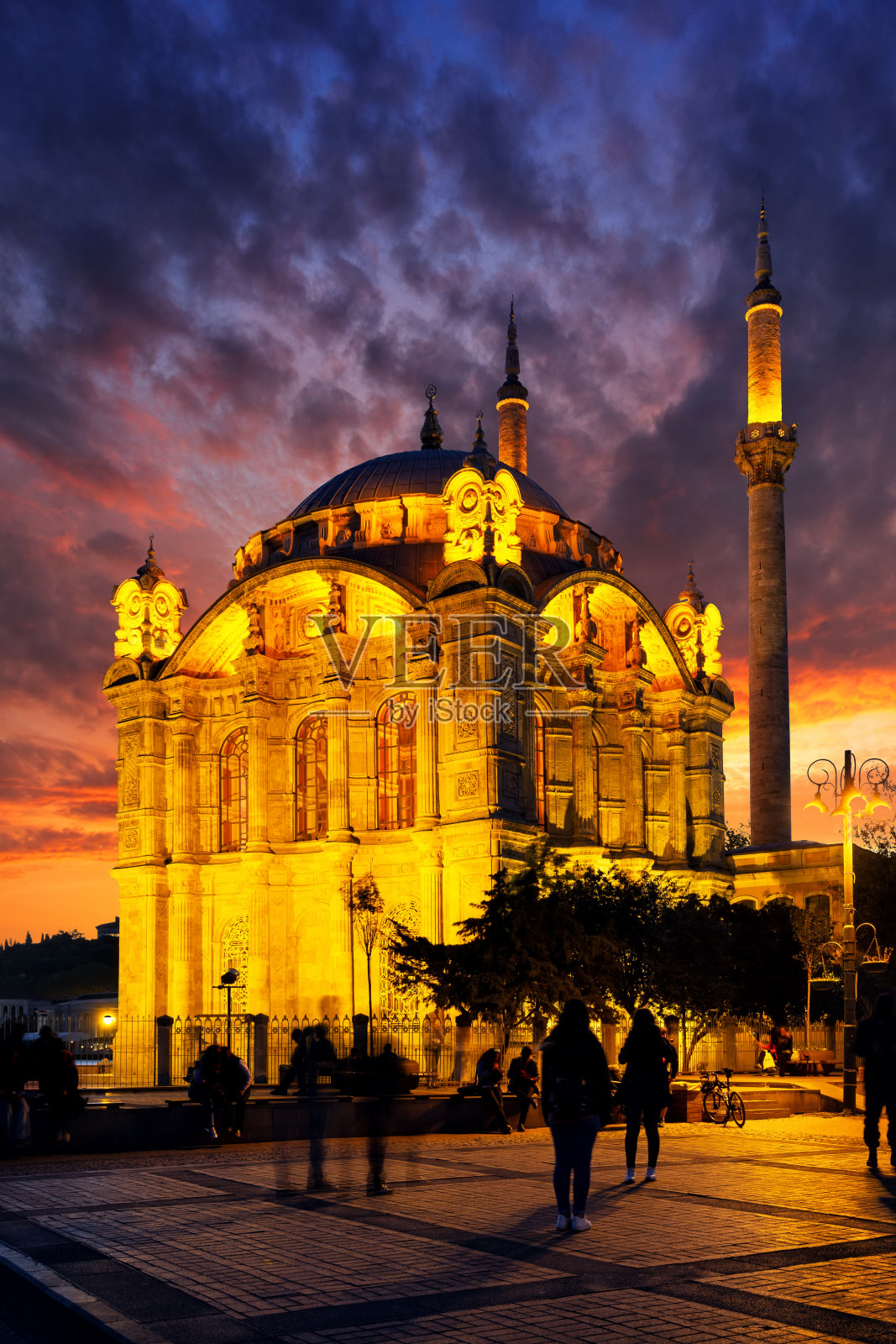 日落时分，伊斯坦布尔的Ortakoy清真寺照片摄影图片