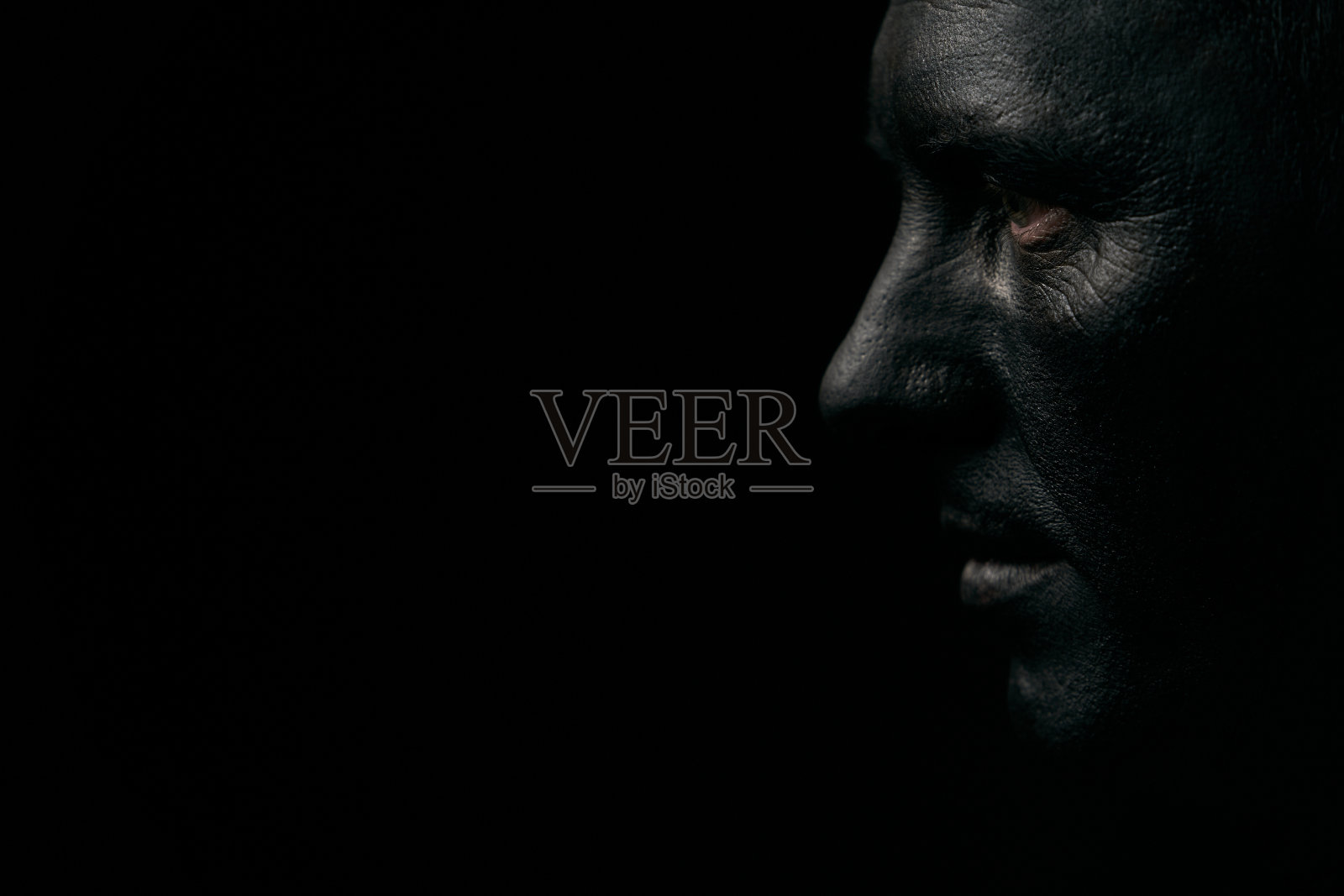 一个年轻男子的化妆肖像，黑脸，特写照片摄影图片