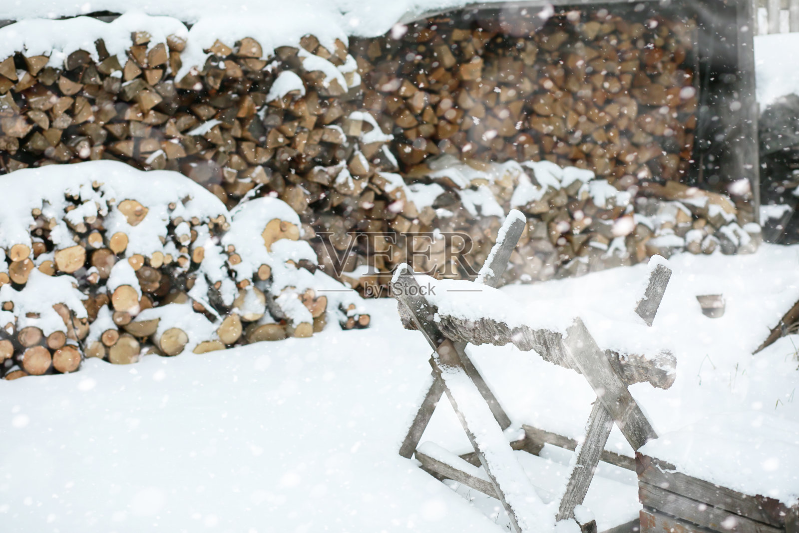 乡间田野和道路的冬季景观照片摄影图片