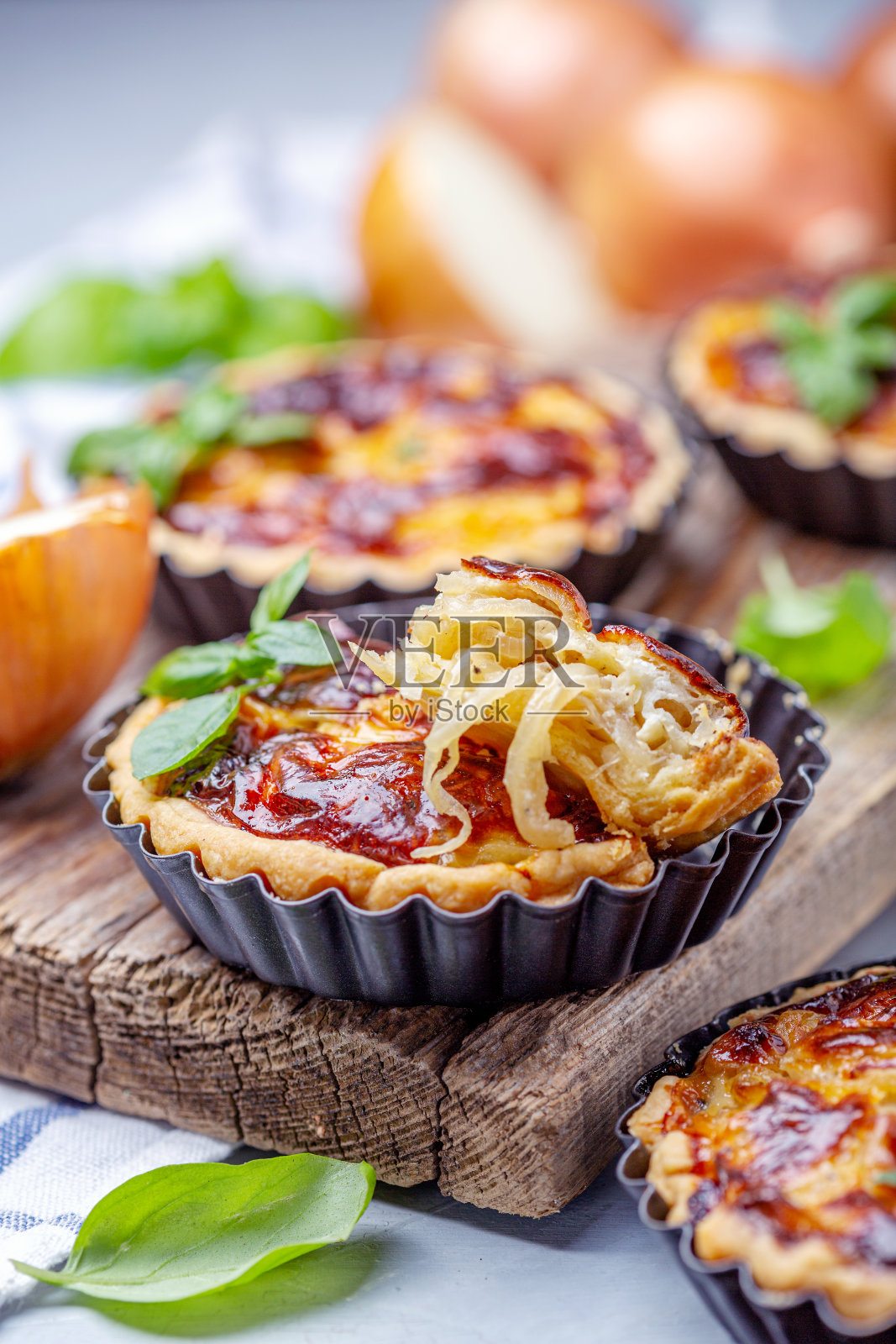 自制迷你洋葱派。照片摄影图片