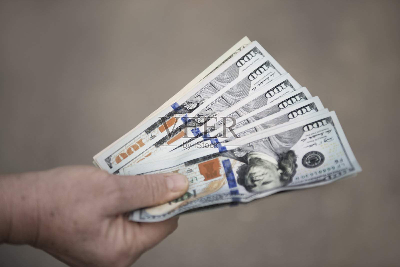 高角度的高级男子持有大量的美元(美元)钞票照片摄影图片