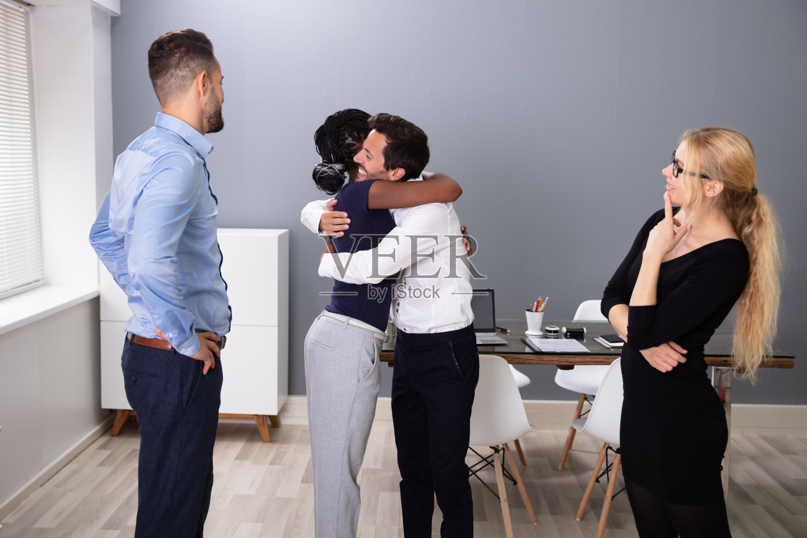 女员工拥抱快乐的同事照片摄影图片