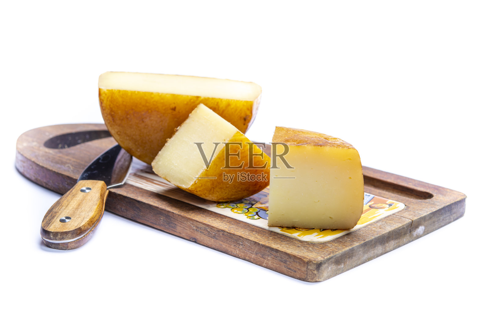 硬硬的意大利羊乳干酪放在木板上照片摄影图片
