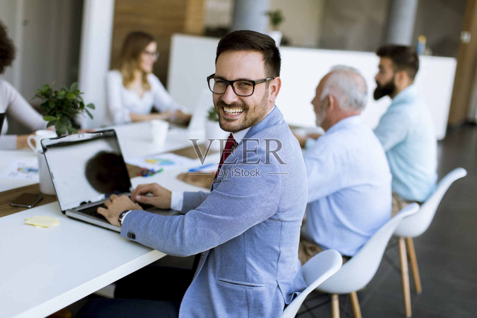 商务人士在办公室讨论策略并一起工作照片摄影图片