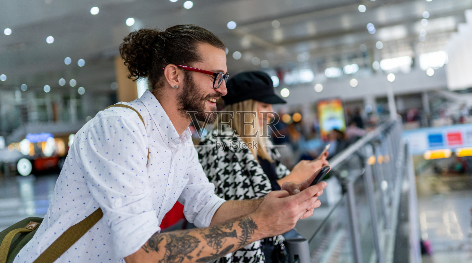 一对年轻夫妇在候机室等飞机照片摄影图片