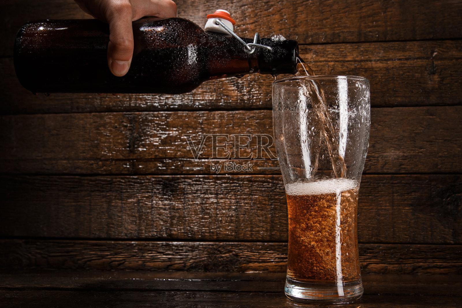 啤酒正在倒进玻璃杯里照片摄影图片