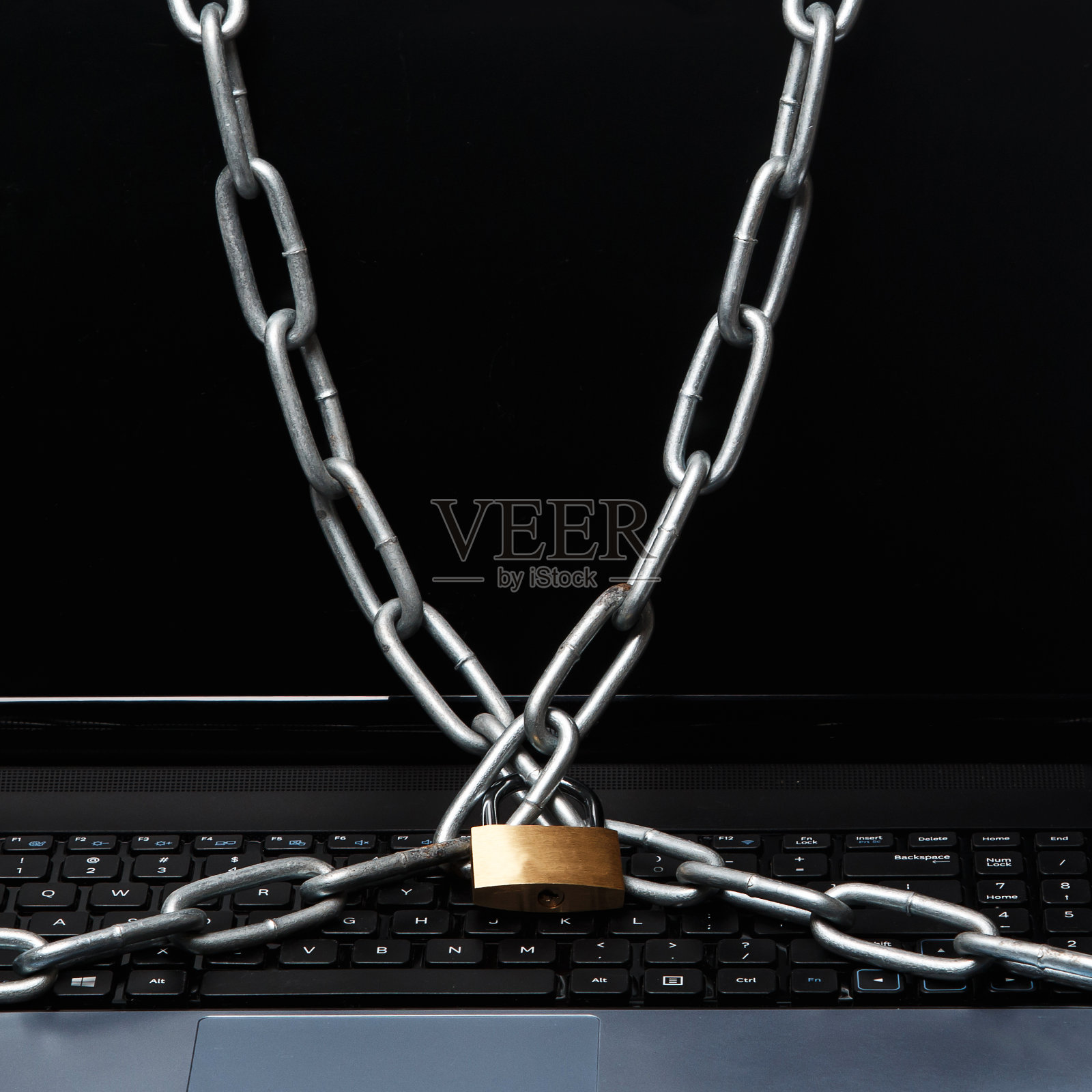 键盘上的挂锁和链条照片摄影图片