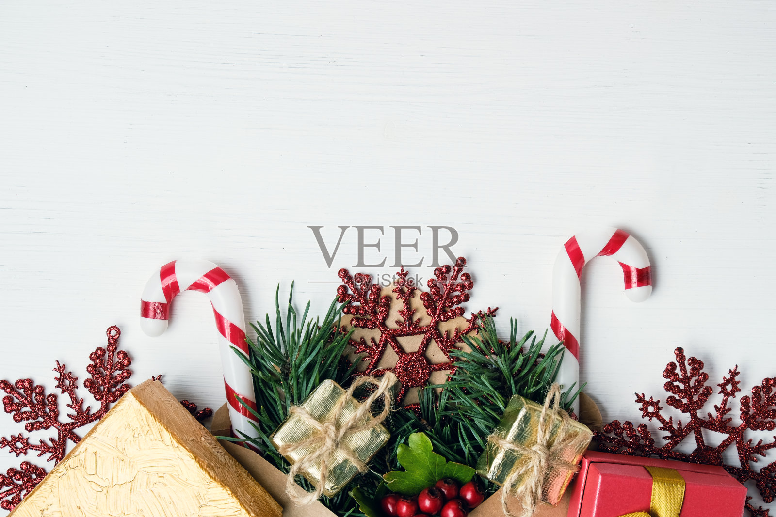 糖果手杖，礼物，浆果山楂，松枝，雪花的背景与复制空间。照片摄影图片