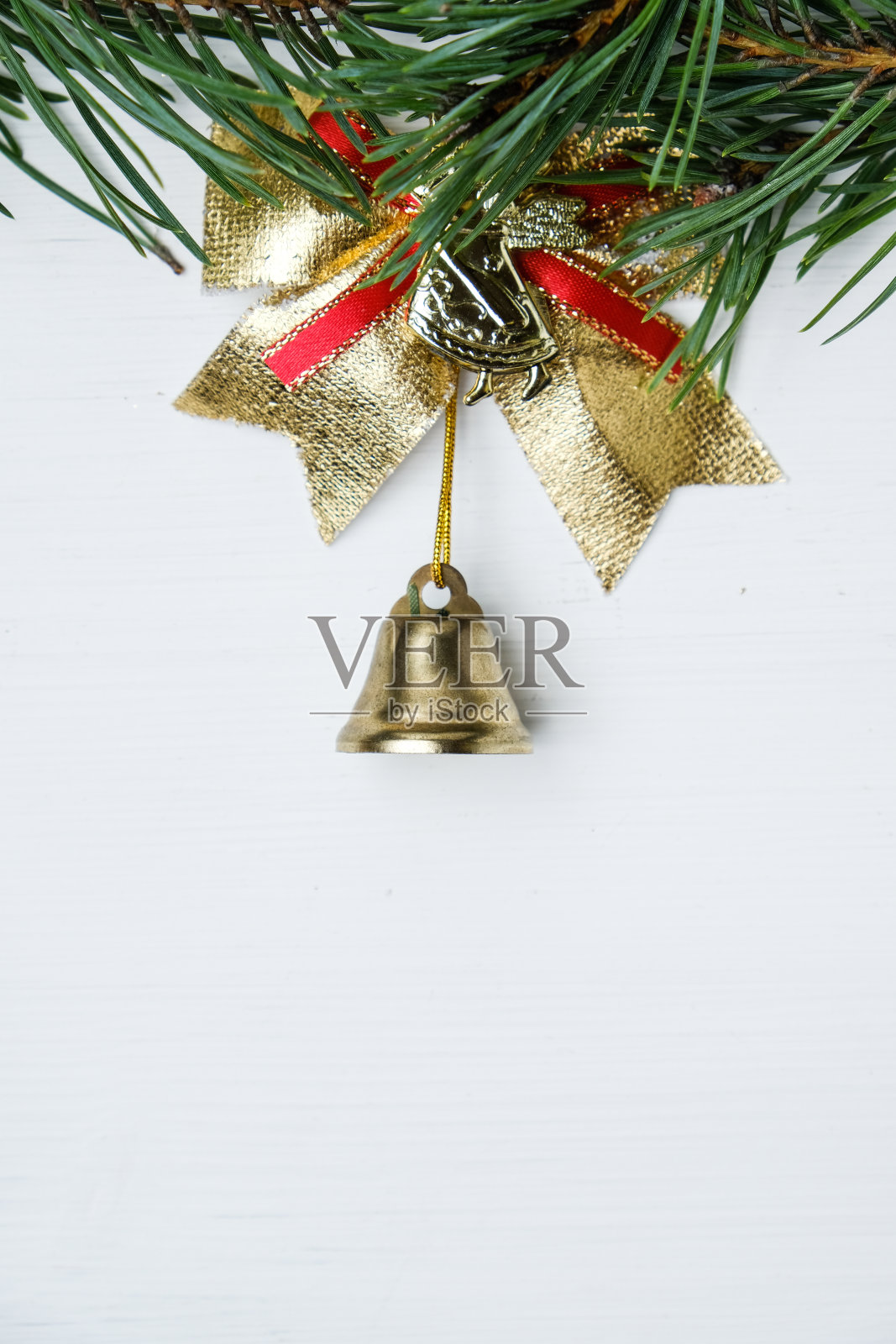 圣诞钟与弓和松树枝的背景与复制空间。照片摄影图片