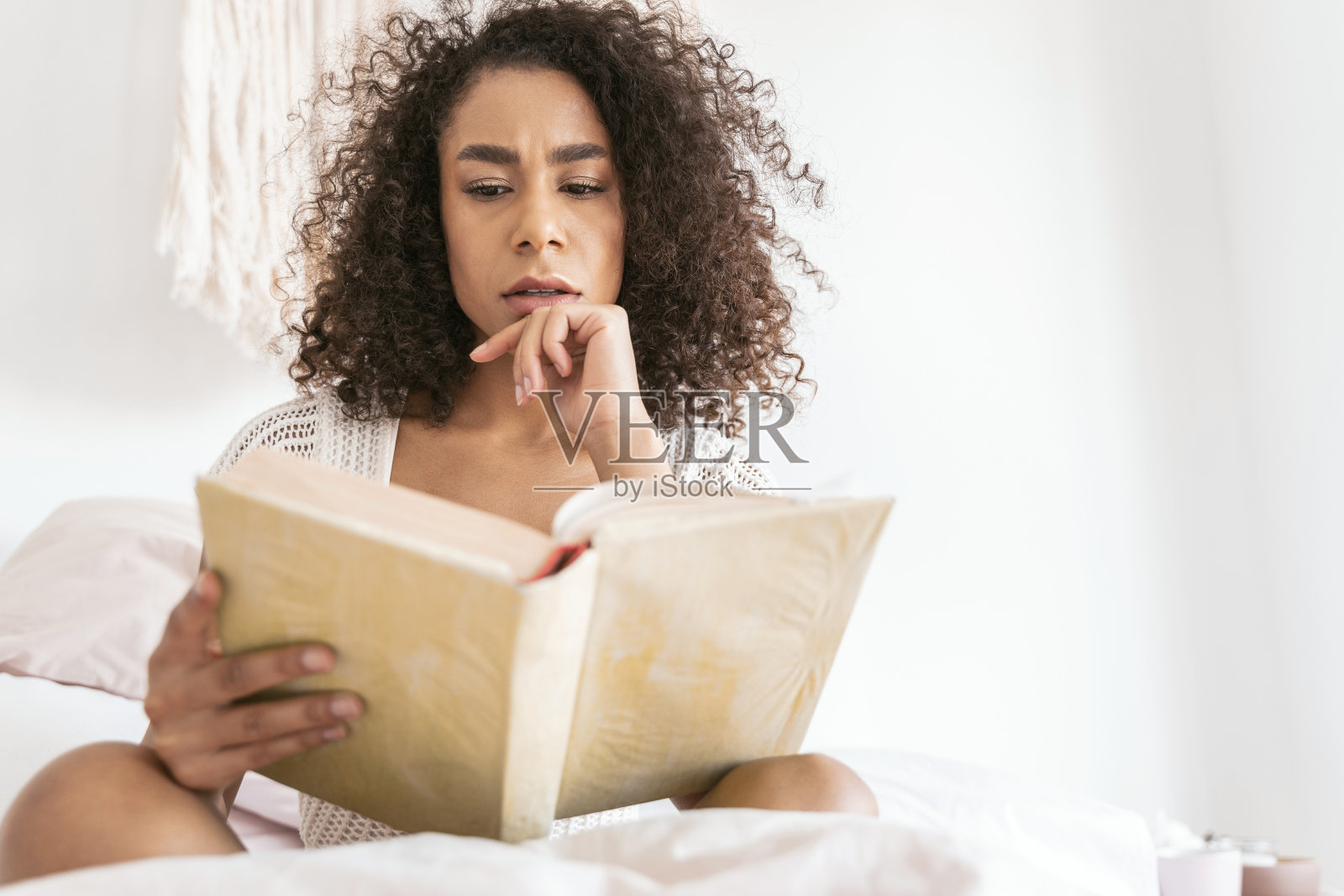 浓缩的国际女人阅读有趣的爱情故事照片摄影图片