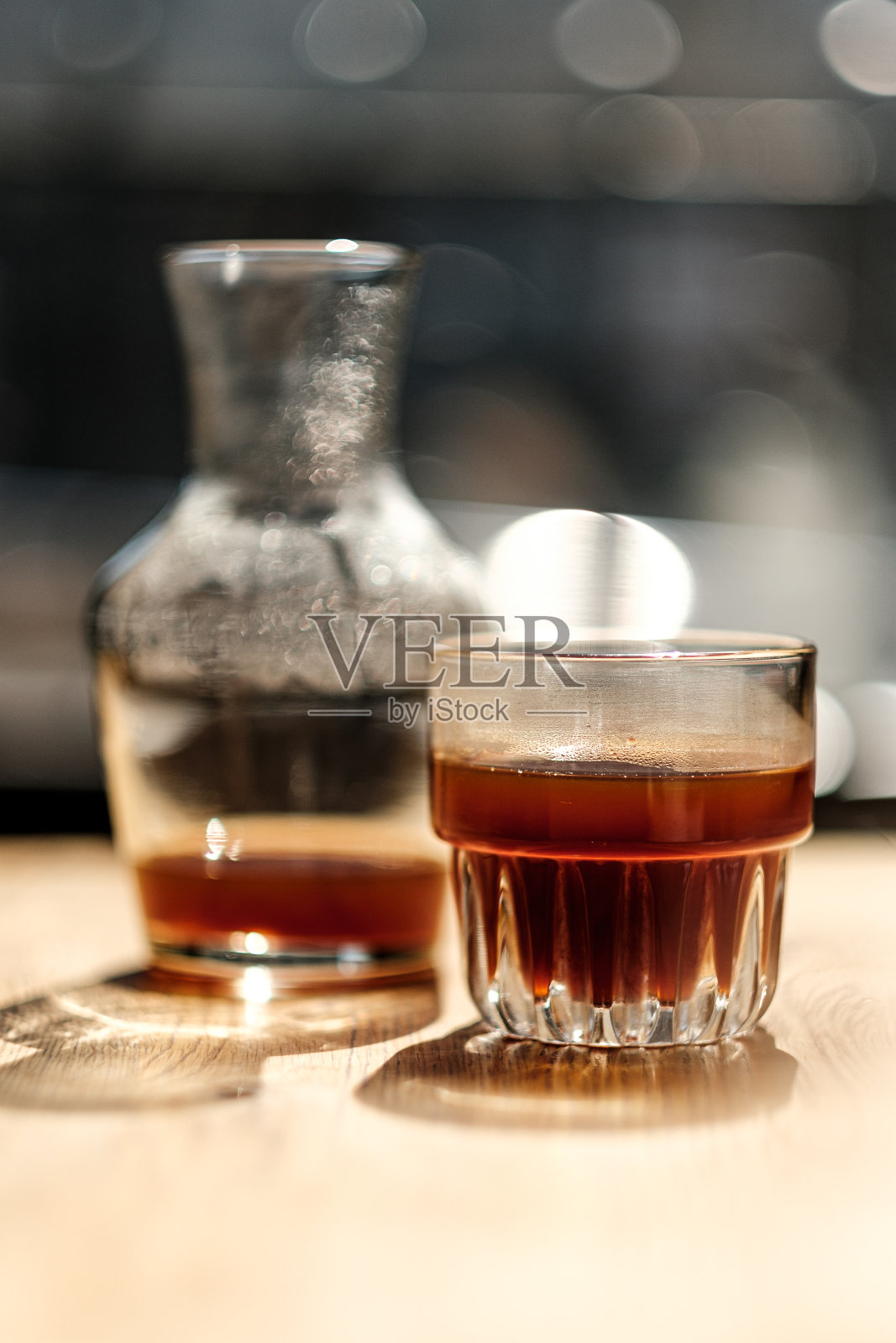 Hario v60另类咖啡。倒上照片摄影图片