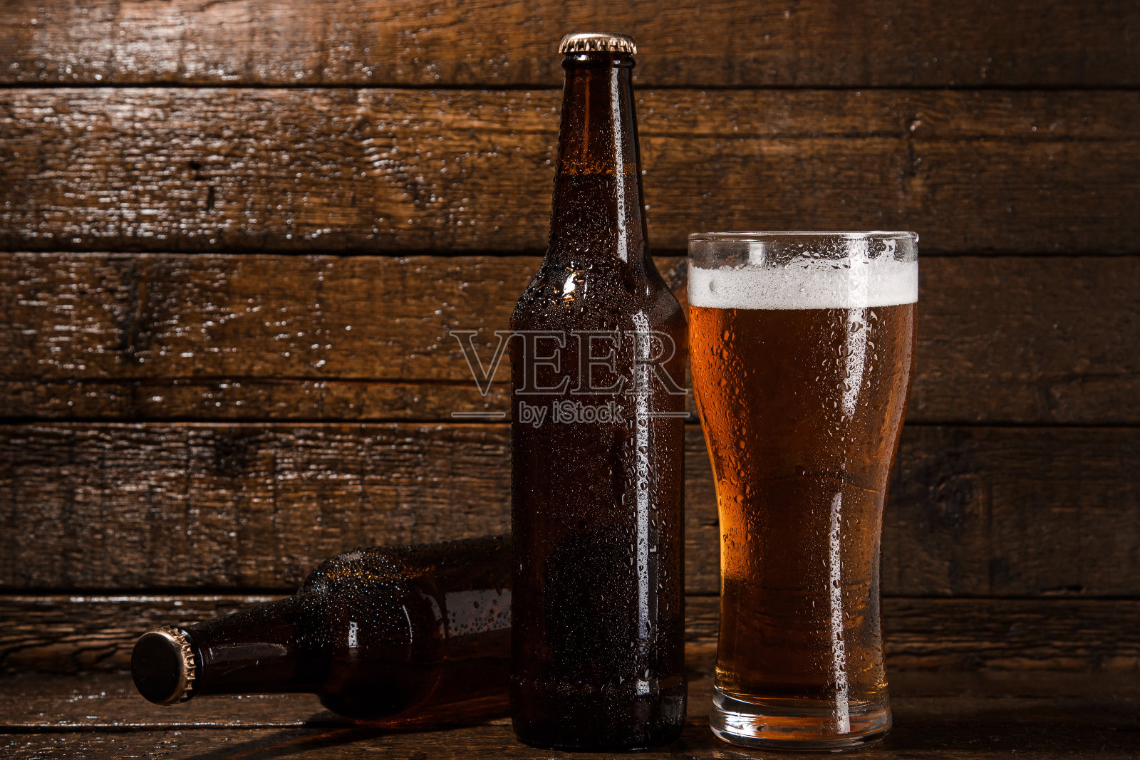 一瓶又一杯的啤酒照片摄影图片