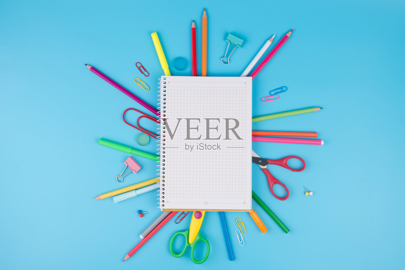 蓝色背景上的彩色学校用品。回到学校的概念。彩色的学校用品在纸上的蓝色背景与地方为您的文本照片摄影图片