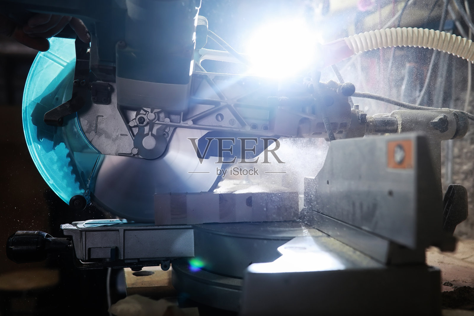 车间有工具和电锯在过程中照片摄影图片