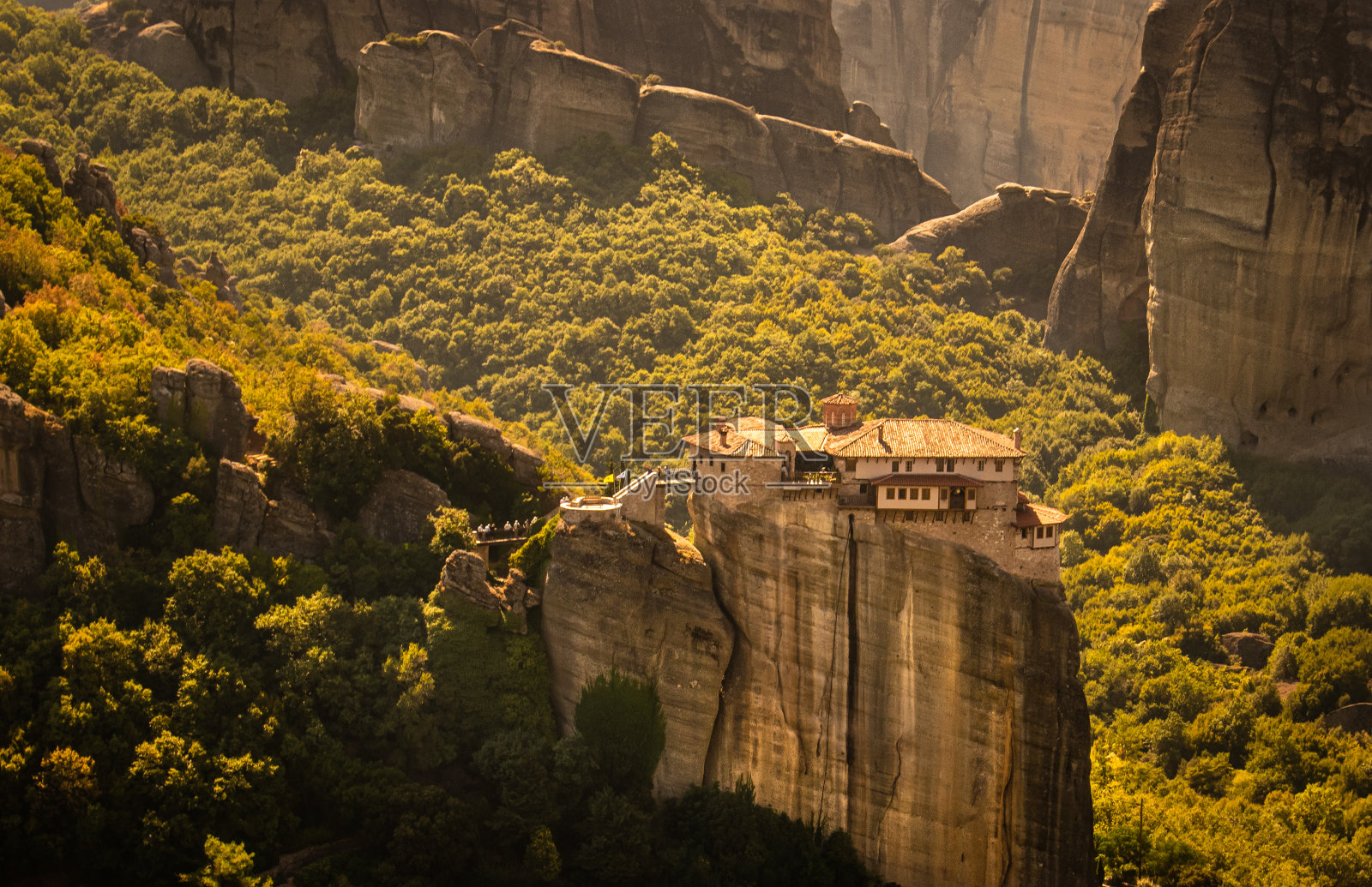 修道院迈泰奥拉希腊。令人惊叹的全景景观。山脉和绿色的森林与史诗般的蓝天白云相映衬。联合国教科文组织遗产对象。照片摄影图片