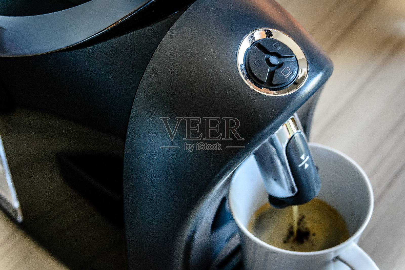 浓缩咖啡机制作和流出浓缩咖啡到一个白色的中国杯子照片摄影图片