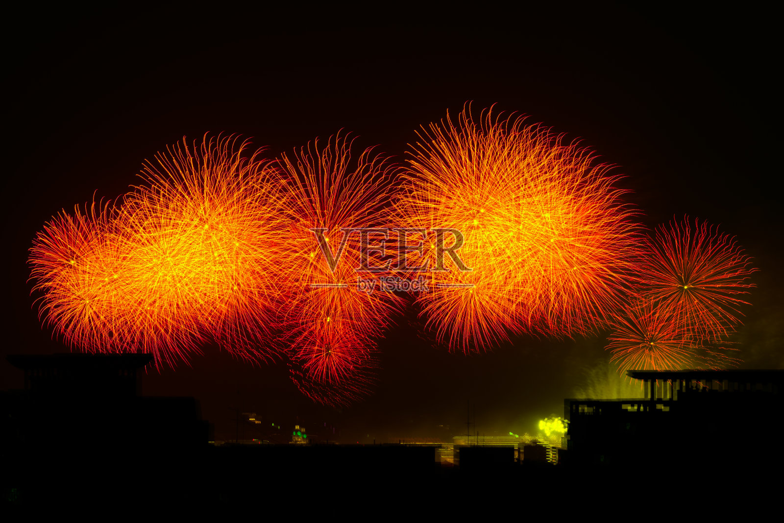 焰火表演在晚上举行。在天安门广场庆祝中国成立70周年。照片摄影图片