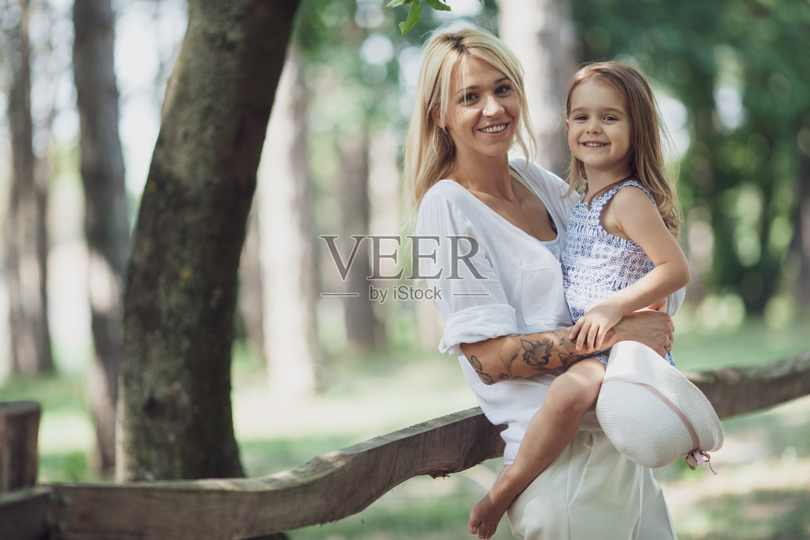 单身母亲与女儿在大自然中嬉戏照片摄影图片