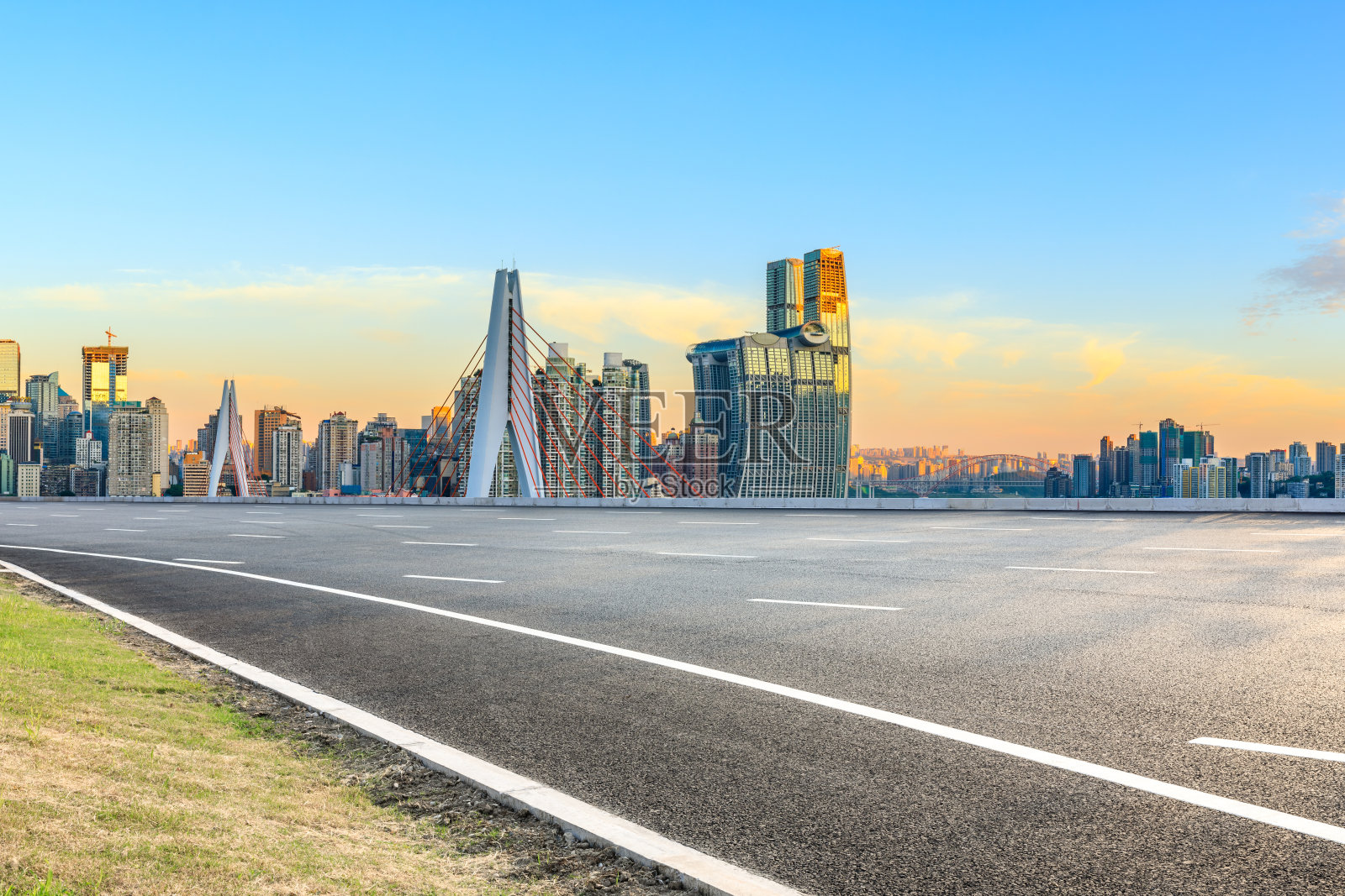 中国重庆，沥青高速公路穿过城市金融区。照片摄影图片