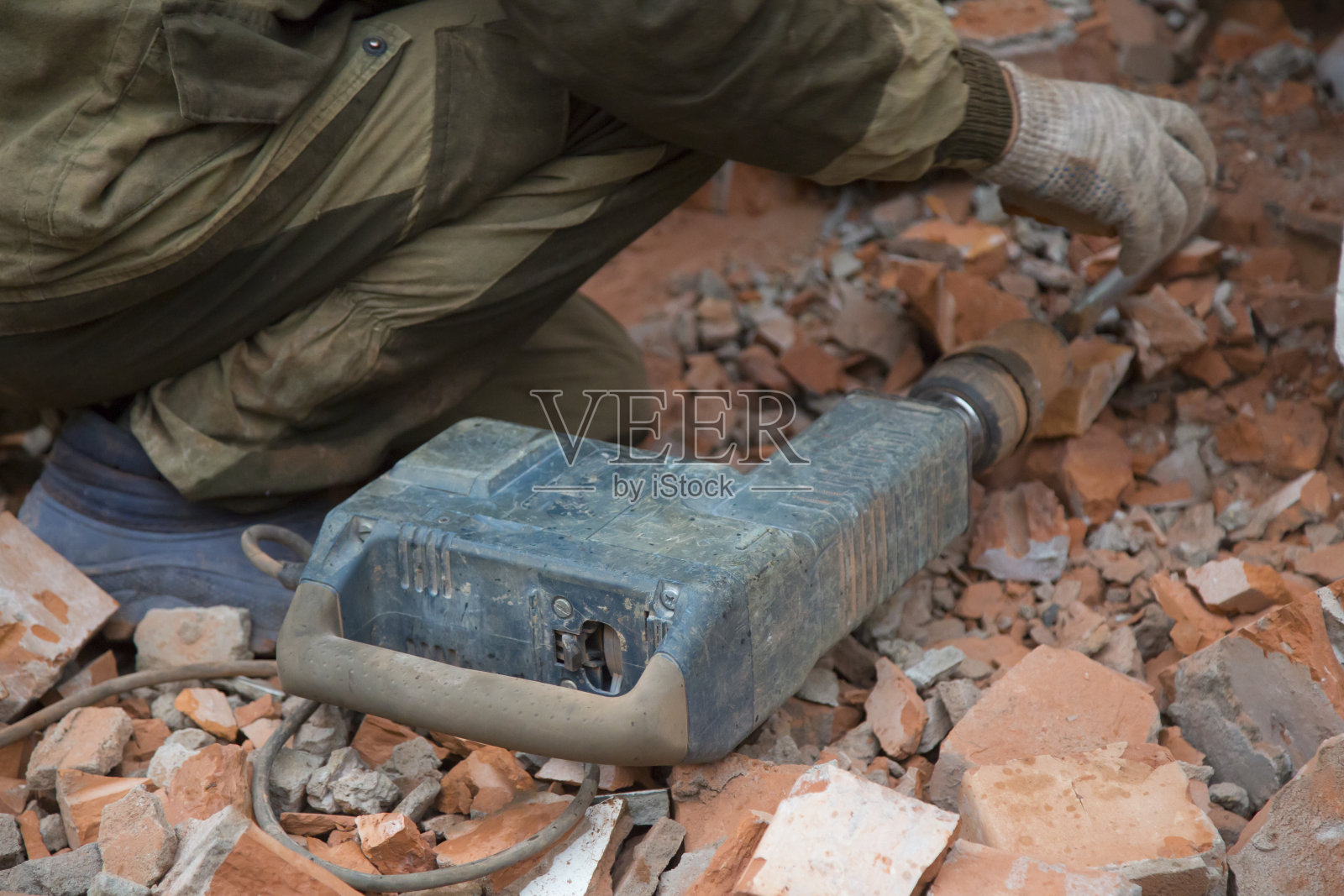 手提钻。在建筑工程中使用手提钻。照片摄影图片