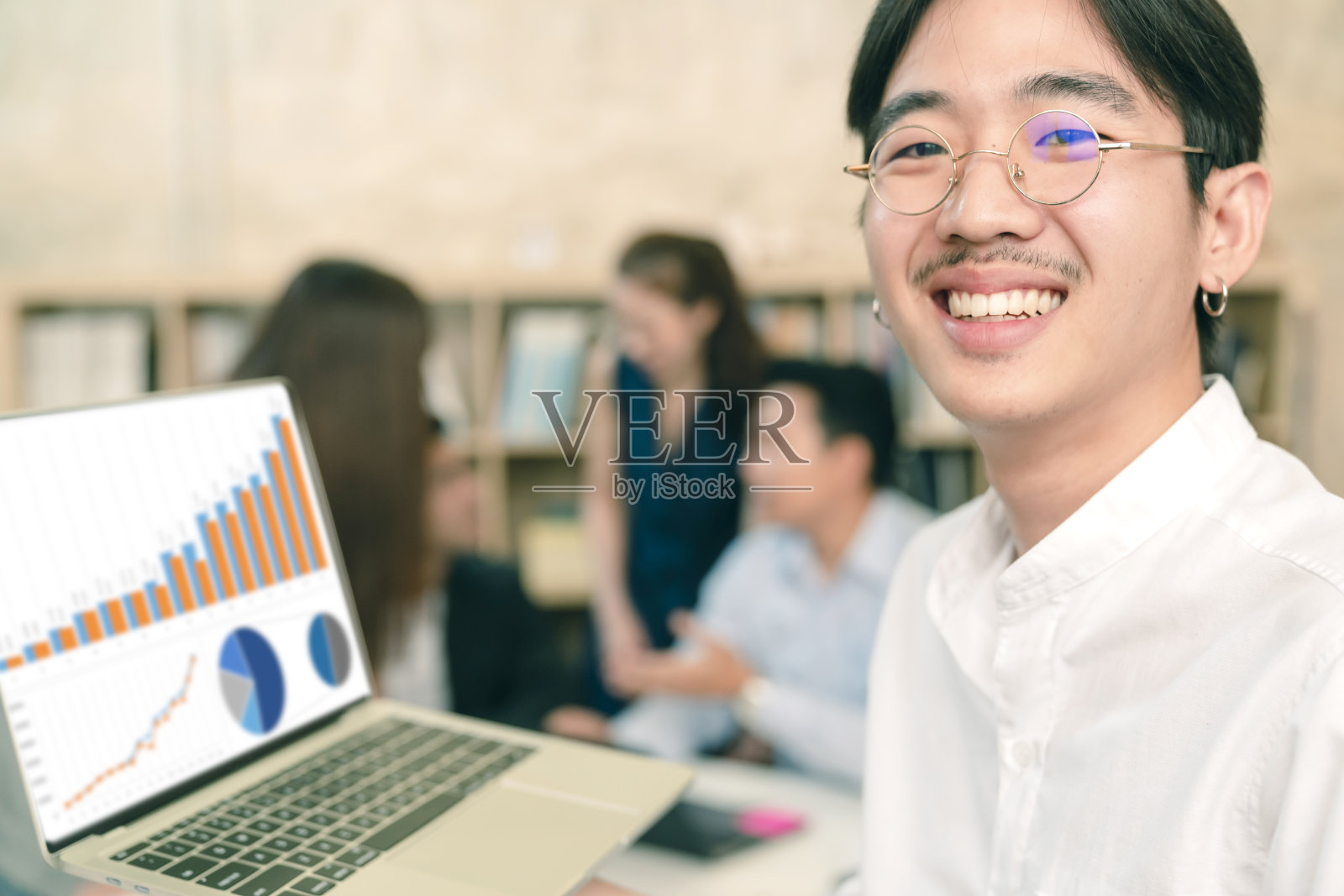 年轻聪明的亚洲企业家创业公司肖像微笑与成功和自信的头脑风暴会议办公室背景照片摄影图片