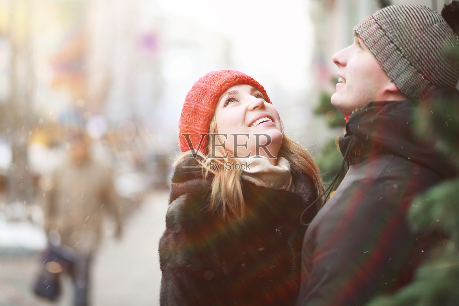 一对年轻夫妇在冬天散步照片摄影图片